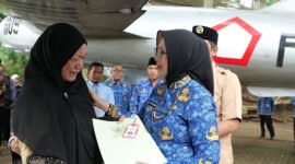 Bupati Lumajang menyerahkan SK Sekar Mardianti (alm) kepada ibu mertuanya