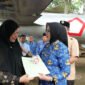 Bupati Lumajang menyerahkan SK Sekar Mardianti (alm) kepada ibu mertuanya