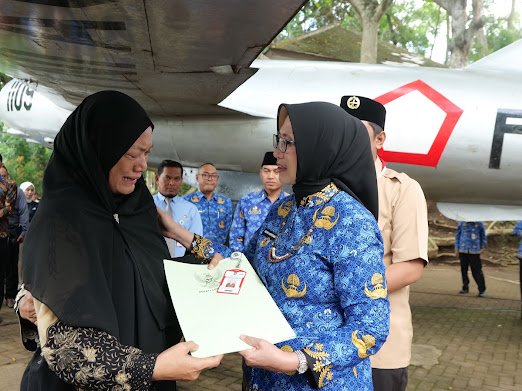 Bupati Lumajang menyerahkan SK Sekar Mardianti (alm) kepada ibu mertuanya