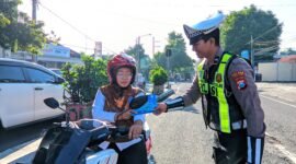 petugas lalu lintas saat memberikan sosialisasi tertib berlalu lintas