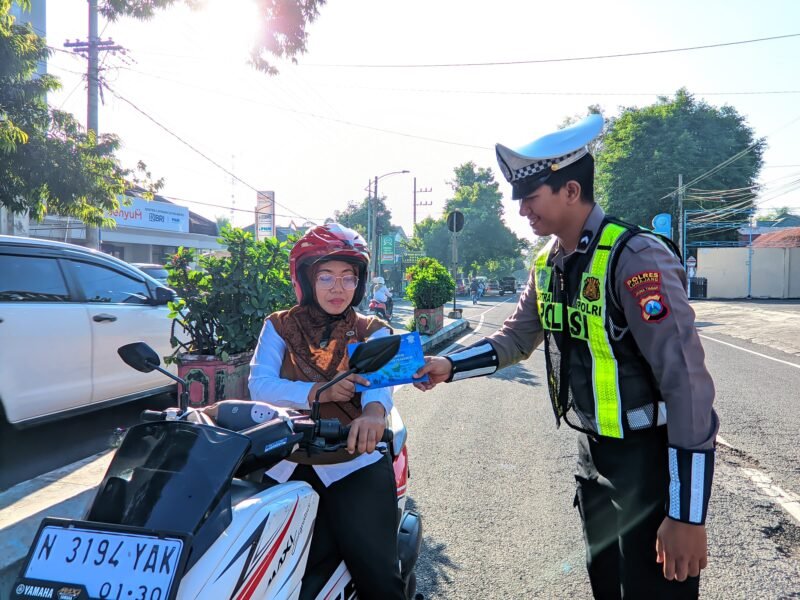petugas lalu lintas saat memberikan sosialisasi tertib berlalu lintas