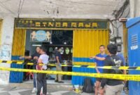 Polisi saat melakukan olah TKP 