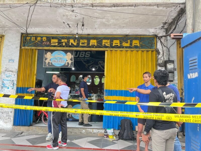 Polisi saat melakukan olah TKP 