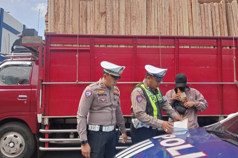 Polisi tindak tegas truck oleng