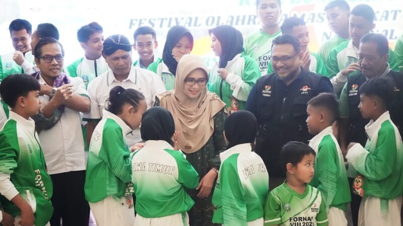 Bupati Lumajang saat melepas 30 atlet KORMI ke FORNAS NTB