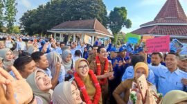 Bupati Lumajang foto bersama dengan tenaga honorer usai apel tadi pagi