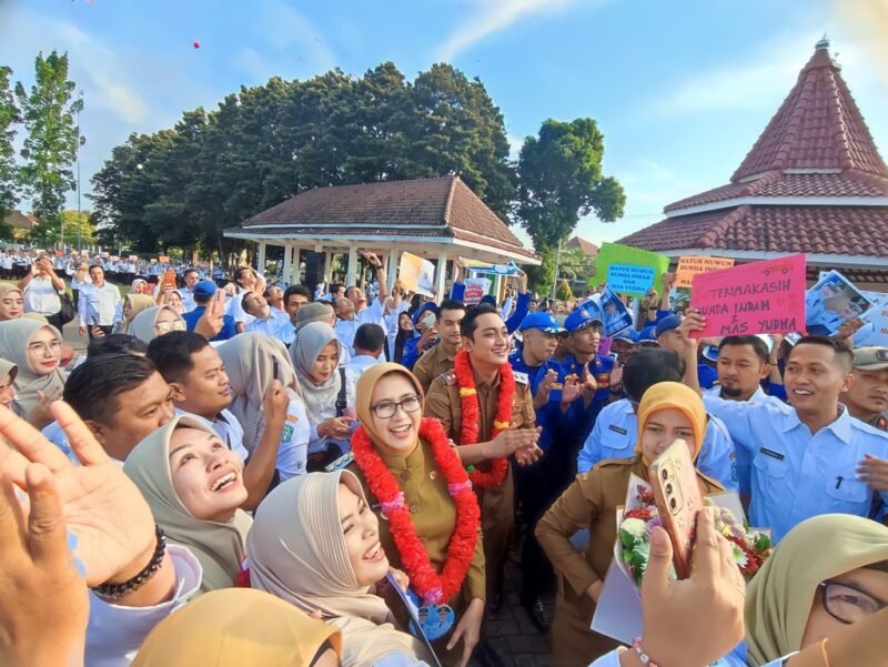 Bupati Lumajang foto bersama dengan tenaga honorer usai apel tadi pagi