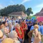 Bupati Lumajang foto bersama dengan tenaga honorer usai apel tadi pagi