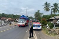 Petugas Sat Lantas Polres Lumajang saat melakukan pemantauan arus lalu lintas