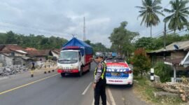 Petugas Sat Lantas Polres Lumajang saat melakukan pemantauan arus lalu lintas