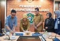 Bupati Lumajang saat menandatangi akta pendirian PT. BPRD