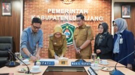 Bupati Lumajang saat menandatangi akta pendirian PT. BPRD