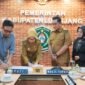 Bupati Lumajang saat menandatangi akta pendirian PT. BPRD