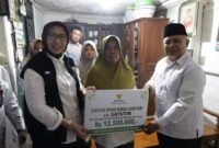 Bupati Lumajang bersama ketua Baznas menyerahkan bantuan RTLH