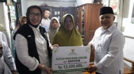 Bupati Lumajang bersama ketua Baznas menyerahkan bantuan RTLH