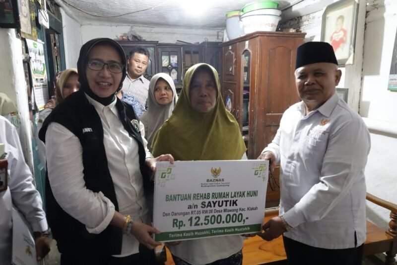 Bupati Lumajang bersama ketua Baznas menyerahkan bantuan RTLH
