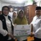 Bupati Lumajang bersama ketua Baznas menyerahkan bantuan RTLH
