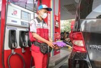 Petugas SPBU saat melayani pembeli