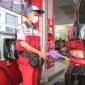 Petugas SPBU saat melayani pembeli