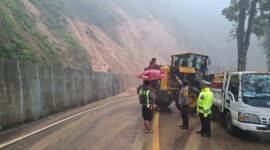 petugas Sat Lantas Polres Lumajang saat mengatur larus lalin dilokasi longsor