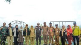 Wakil Bupati foto bersama di Bukit Jenggolo 
