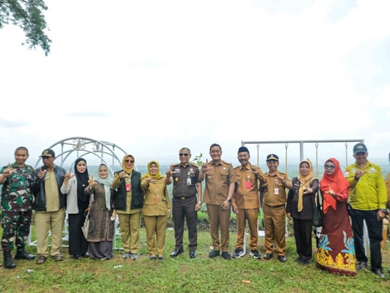 Wakil Bupati foto bersama di Bukit Jenggolo 
