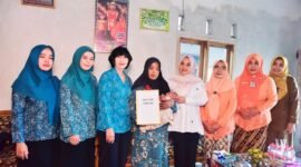 Ketua PKK Lumajang saat menyerahkan bantuan program GSI