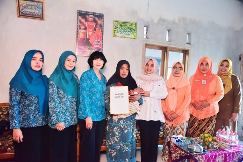 Ketua PKK Lumajang saat menyerahkan bantuan program GSI