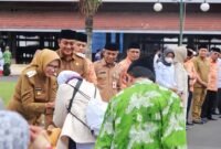 Bupati bersama Wabup saat menyambut kedatangan jamaah haji Lumajang kloter 83