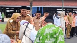Bupati bersama Wabup saat menyambut kedatangan jamaah haji Lumajang kloter 83