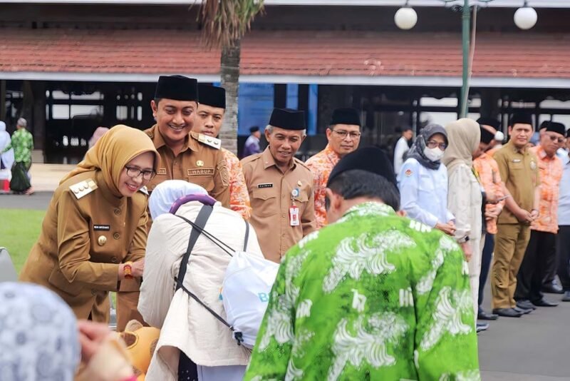Bupati bersama Wabup saat menyambut kedatangan jamaah haji Lumajang kloter 83