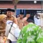 Bupati bersama Wabup saat menyambut kedatangan jamaah haji Lumajang kloter 83