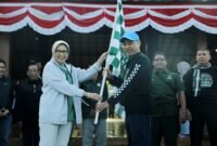 Bupati Lumajang saat menyematkan bendera kebesaran BikersMU ke Ketua Muhamadiyah Lumajang