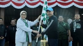Bupati Lumajang saat menyematkan bendera kebesaran BikersMU ke Ketua Muhamadiyah Lumajang
