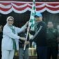 Bupati Lumajang saat menyematkan bendera kebesaran BikersMU ke Ketua Muhamadiyah Lumajang