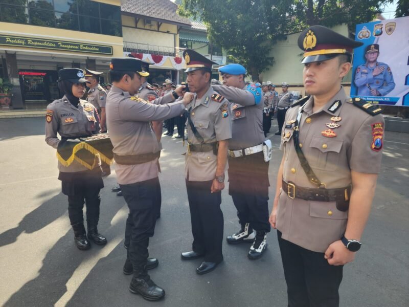 Kapolres Lumajang saat memimpin serah terima jabatan Kapolsek