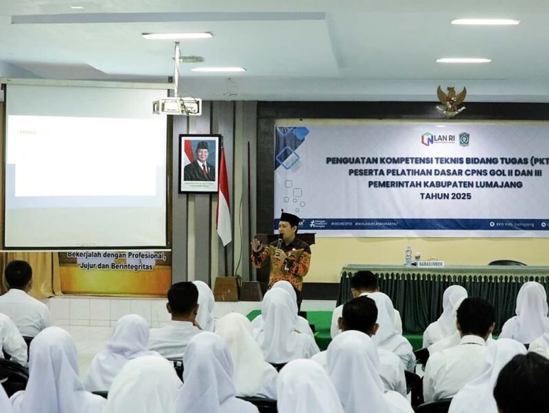 Kepala Dinas Kominfo Lumajang Mustaqim saat memberikan materi 