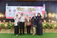 Kepala Dinkopolindag Lumajang saat foto bersama 