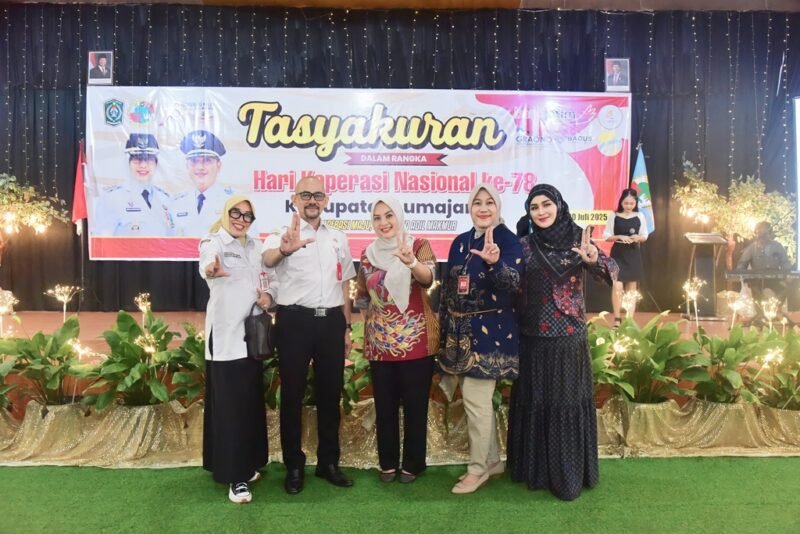 Kepala Dinkopolindag Lumajang saat foto bersama 