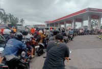 Ratusan sepeda motor saat antri disalah satu SPBU 