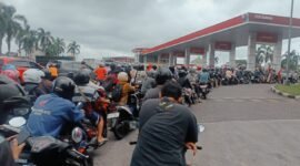 Ratusan sepeda motor saat antri disalah satu SPBU 