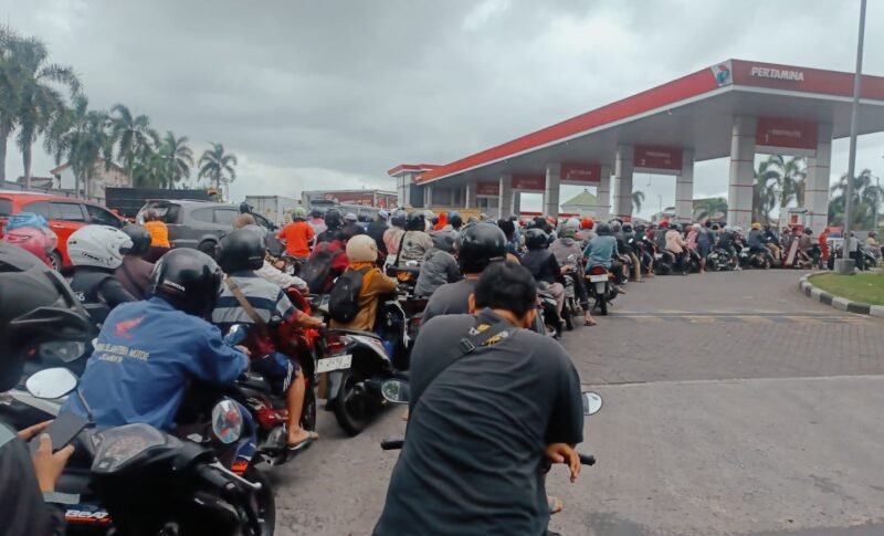 Ratusan sepeda motor saat antri disalah satu SPBU 