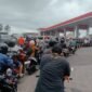 Ratusan sepeda motor saat antri disalah satu SPBU 