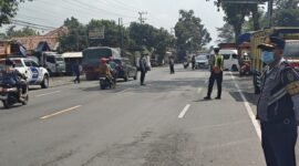 Petugas gabungan saat melakukan operasi di wilayah Kecamatan Kedungjajang