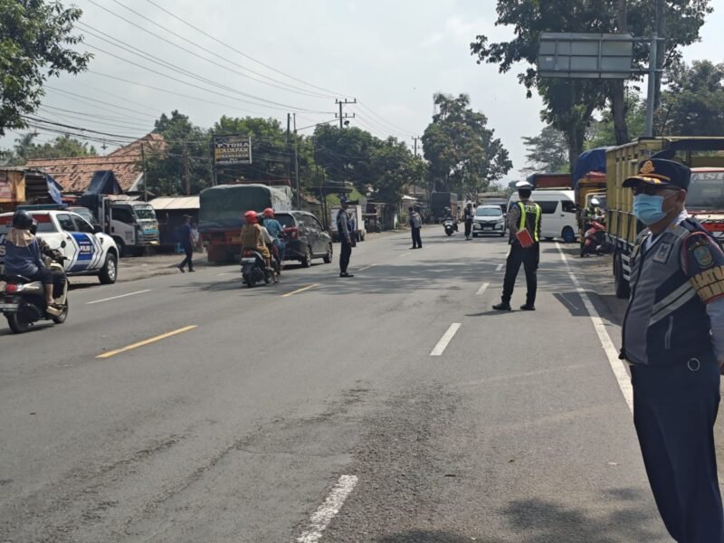 Petugas gabungan saat melakukan operasi di wilayah Kecamatan Kedungjajang