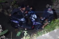 Warga saat membantu mengevakuasi motor korban