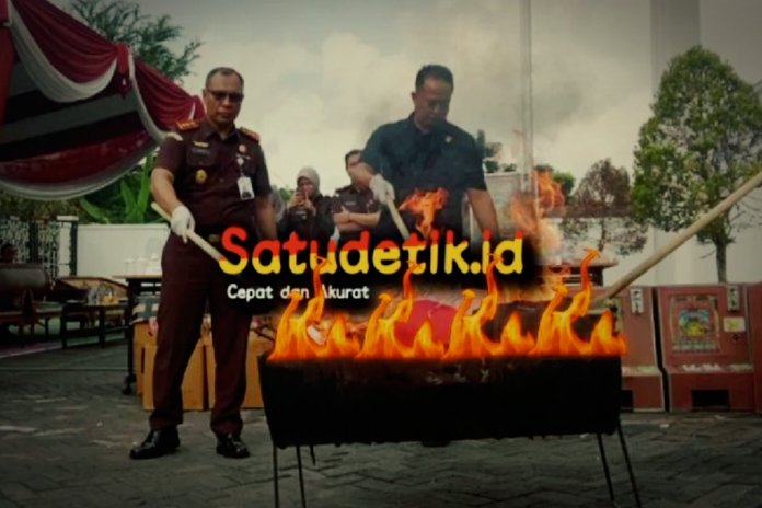 Kepala Kejaksaan Negeri Lumajang saat pimpin pemusnahan barang bukti narkotika