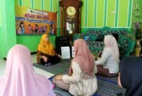 Tenaga kesehatan saat memberikan layanan kesehatan ibu hamil dan lansia