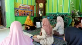 Tenaga kesehatan saat memberikan layanan kesehatan ibu hamil dan lansia