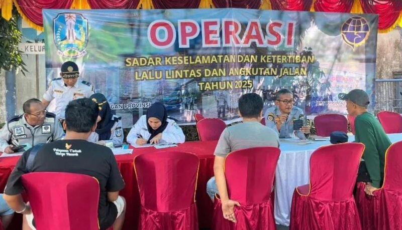 Petugas Dishub saat memeriksa surat kendaraan yang terjaring operasi